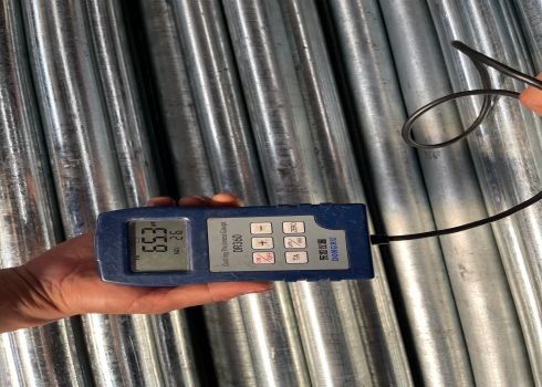 ท่อเหล็ก ERW ด้วยการปกป้องหมวกในพื้นผิว จบการทาสีเปล่าและความยาว 0.3-1.2m