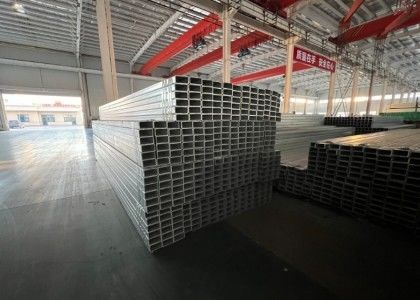 โปรไฟล์ท่อเหล็กความยาว 6m ขนาดกว้างภายใน 1-20mm สําหรับองค์ประกอบโครงสร้างแสงอาทิตย์และการก่อสร้าง